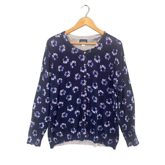 Basic Editions Sweaters - EUC Basic Editions Long Sleeve Cardigan Floral Button Up Crew Neck Size Large